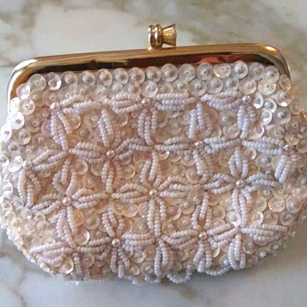 🎉🎉 HOST PICK VINTAGE BEADED SEQUINED COIN PURSE, COLOR- WHITE/CREAM